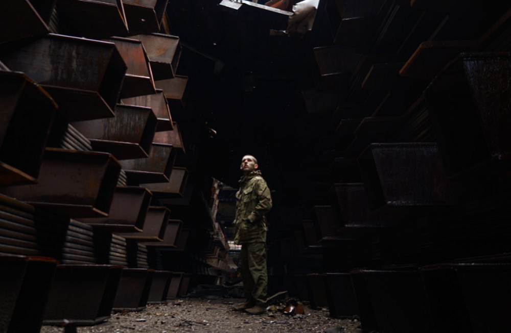 Peste 1.000 de militari ucraineni care s-au predat recent la oţelăria Azovstal au fost transportaţi în Rusia pentru a fi judecați